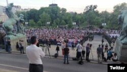 Protest pristalica Dveri i SNS ispred Skupštine Srbije (izvor: Tviter profil lidera Dveri Boška Obradovića)