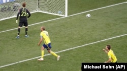 Andreas Granqvist wa Sweden, kati, akisheherekea goli la penalty aliloshinda dhidi ya lango la Korea Kusini