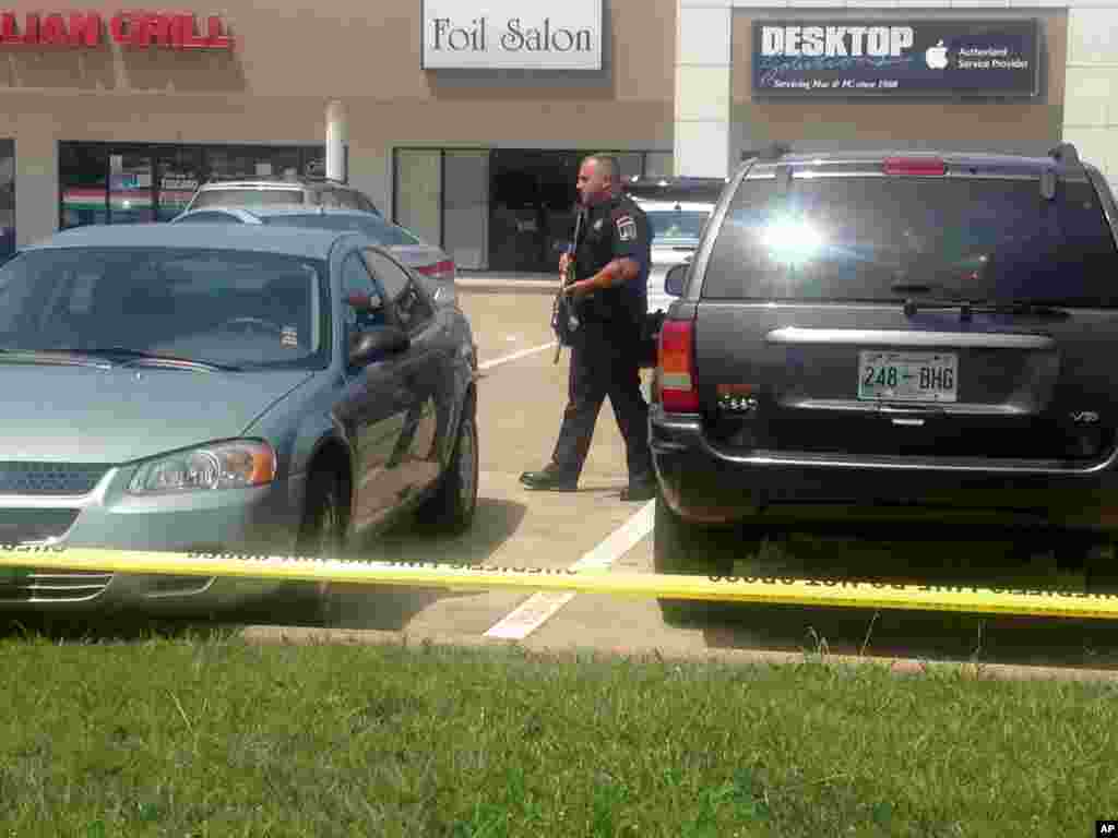 Des policiers se déploient après une fusillade à&nbsp;Chattanooga, Tennessee, &nbsp;le 16 juillet 2015.