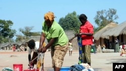 FILE -Wakimbizi wa Congo wakiwa wanafanya usafi katika Kambi ya Wakimbizi ya Kala wilaya ya Kawambwa's district, Zambia.