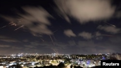 El sistema antimisiles israelí Cúpula de Hierro intercepta cohetes, visto desde Ashkelon el 1 de octubre de 2024.