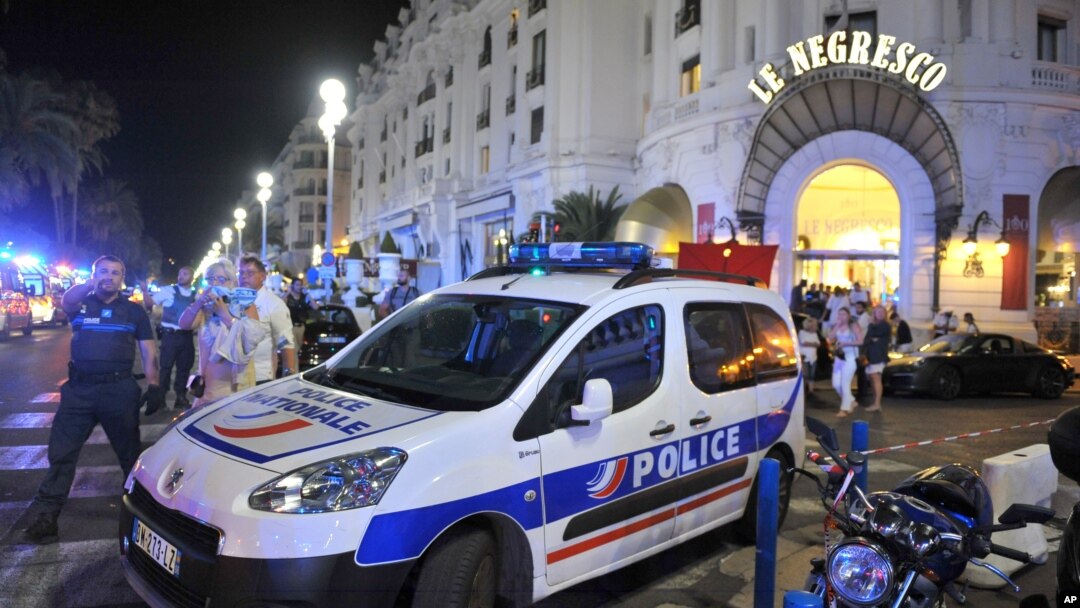 Mobil polisi diparkir dekat lokasi tempat serangan oleh truk di Nice, Perancis Selatan (15/7). (AP/Christian Alminana)
