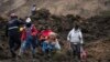 Residentes caminan en un área barrida por un deslizamiento de tierra en Alausí, Ecuador, el 28 de marzo de 2023, después de que una avalancha enterró decenas de casas y mató al menos a siete personas.