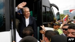 El secretario general de la OEA, Luis Almagro, saluda a migrantes venezolanos a llegar a La Parada, Colombia, en la frontera con Venezuela, el 14 de septiembre de 2018.