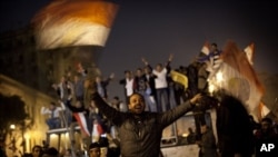 Des feux d'artifice sur la place Tahrir pour célébrer la victoire