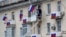  Рабочие устанавливают российские флаги на многоквартирном доме в оккупированном Россией Луганске 27 сентября 2022 (Архивное фото: AP)
 