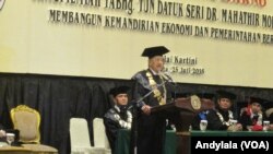 Mantan PM Malaysia DR Mahathir Mohamad berikan orasi ilmiah di Balai Kartini Jakarta Senin (25/7) tentang bahaya korupsi (VOA / Andylala).