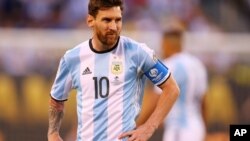 Lionel Messi y otros integranes de la selección argentina de fútbol fueron acusados en Israel de ceder ante el terrorismo.