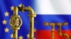 图片显示天然气管道、欧盟和俄罗斯的旗帜（2022年7月18日）。