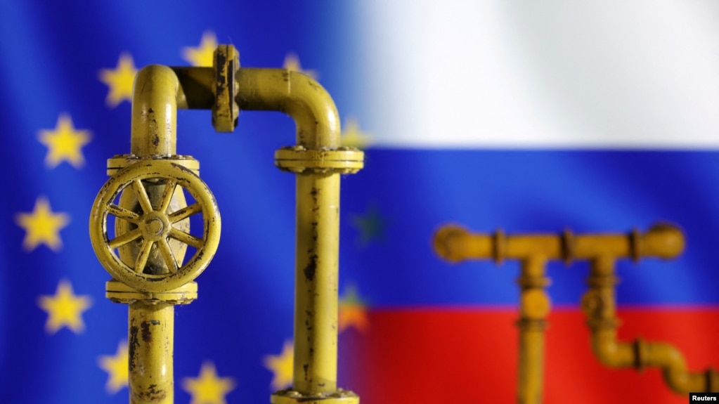 图片显示天然气管道、欧盟和俄罗斯的旗帜（2022年7月18日）。(photo:VOA)