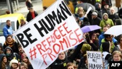 Des militants protestent contre le renvoi des migrants à Bruxelles, le 6 mars 2017.