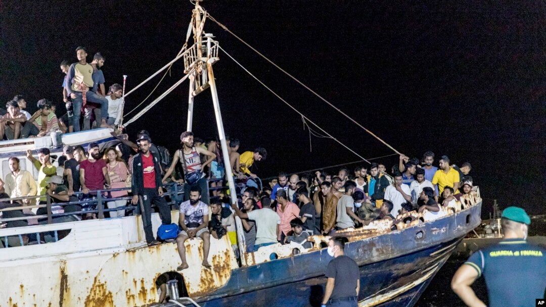 dengan para migran merapat di pelabuhan pulau Lampedusa Sisilia, Italia selatan, Senin, 27 September 2021. (Foto: AP)