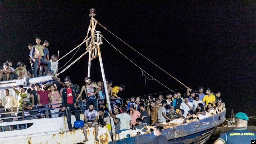 Kapal penangkap ikan bermuatan para migran berlabuh di pelabuhan pulau Lampedusa Sisilia, Italia selatan, Senin malam, 27 September 2021. (Sea-Watch.org/David Lohmueller via AP)