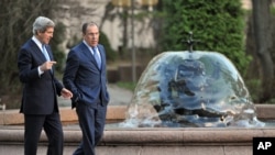 克里和拉夫罗夫在会谈前在俄罗斯外交部官邸花园散步