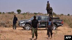 Les forces de sécurité nigérianes sont vues sur le site d'une attaque de sabotage qui aurait été perpétrée par Boko Haram contre des infrastructures électriques à la périphérie de Maiduguri le 12 février 2021.