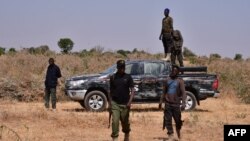 Les forces de sécurité nigérianes sont vues sur le site d'une attaque de sabotage qui aurait été perpétrée par Boko Haram contre des infrastructures électriques à la périphérie de Maiduguri le 12 février 2021.