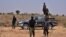 Les forces de sécurité nigérianes sont vues sur le site d'une attaque de sabotage qui aurait été perpétrée par Boko Haram contre des infrastructures électriques à la périphérie de Maiduguri le 12 février 2021.