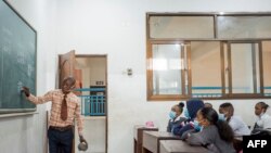 Suasana di dalam kelas di Sekolah Pendeta Kim, Lingwala, Kinshasa, Kongo, 10 Agustus 2020, di tengah pandem COVID-19. (Foto: Arsene Mpiana / AFP)
