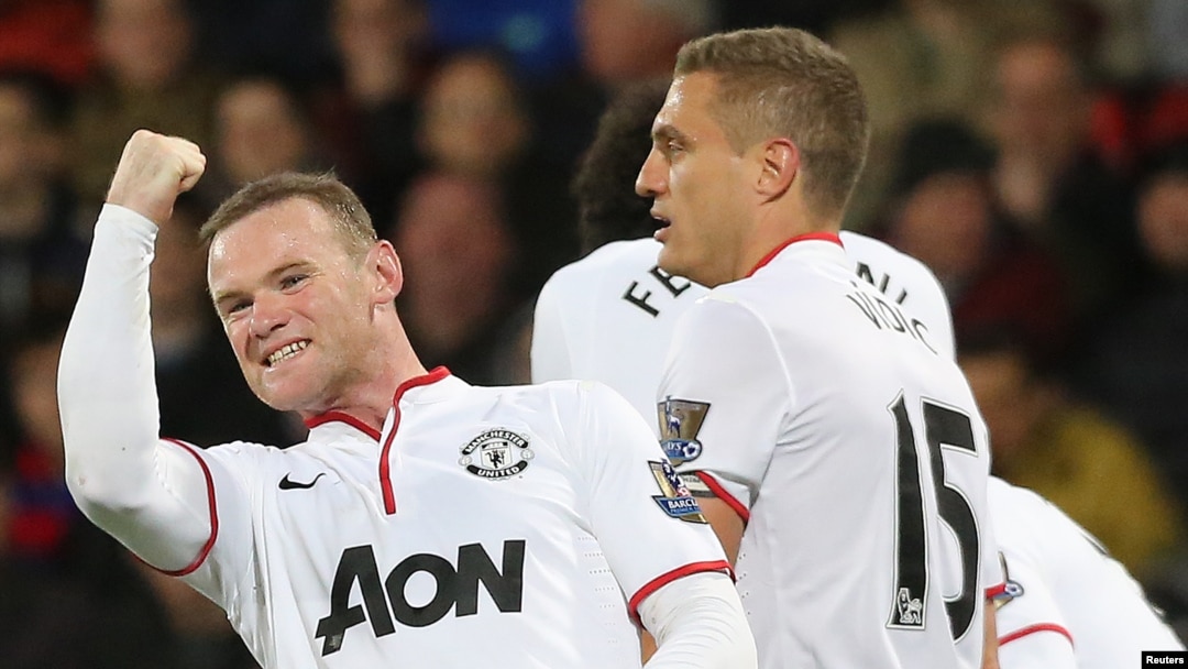 Wayne Rooney (kiri) saat bermain untuk Manchester United, merayakan gol dengan rekan satu tim dalam pertandingan Liga Premier Inggris di Selhurst Park, London, 22 Februari 2014. (REUTERS/Paul Hackett/dok)