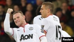 Wayne Rooney (kiri) saat bermain untuk Manchester United, merayakan gol dengan rekan satu tim dalam pertandingan Liga Premier Inggris di Selhurst Park, London, 22 Februari 2014. (REUTERS/Paul Hackett/dok)