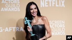 Aktris Demi Moore berpose dengan piala SAG yang ia raih lewat kategori Aktris Utama Terbaik dalam pagelaran Screen Actors Guild Awards di Los Angeles pada 23 Februari 2025. (Foto: Jordan Strauss/Invision/AP)