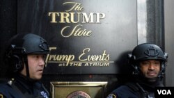 Guardias custodian uno de los almacenes de la familia Trump en la Torre Trump en Nueva York.