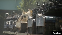 Тенкови од моделот М1 Абрамс натоварени на железничка композиција во Вашингтон