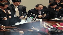미-한 FTA 비준안을 통과시키는 한국 국회