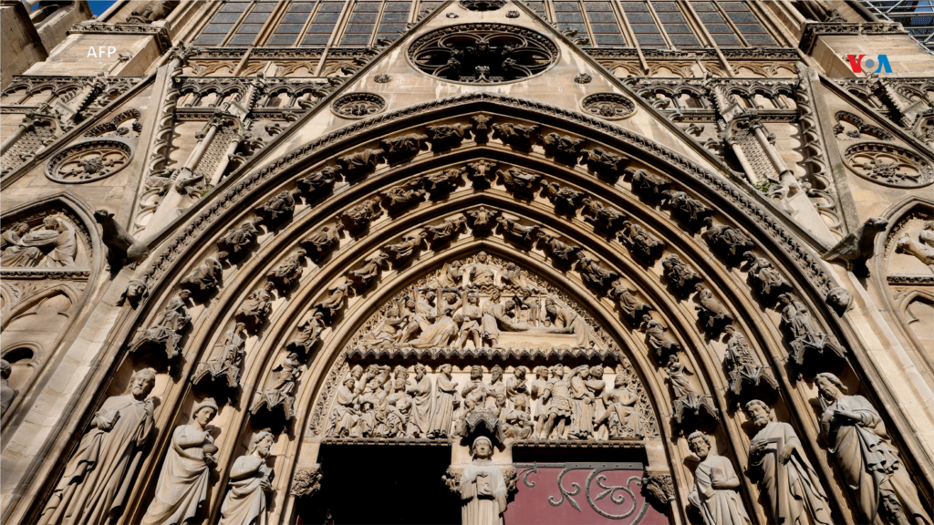 Entrada &#39;Le Portail du Cloitre&#39; (El Portal del Claustro) en la fachada norte de la catedral de Notre-Dame de París, antes de su ceremonia oficial de reapertura.