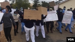 Vanamukoti vachiratidzira.