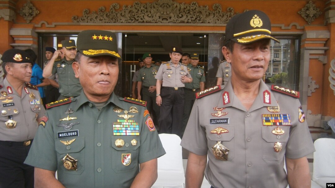 Kapolri Jenderal Polisi Sutarman (kanan) bersama Panglima TNI Jenderal TNI Moeldoko. (VOA/Muliarta)
