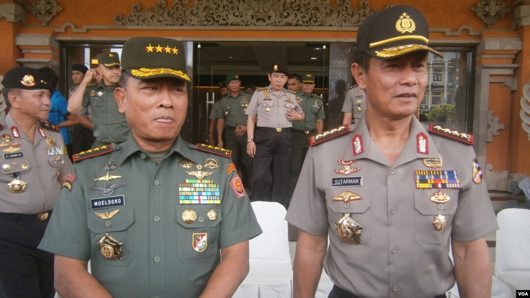 Kapolri Jenderal Polisi Sutarman (kanan) bersama Panglima TNI Jenderal TNI Moeldoko. Sutarman akan segera memasuki masa pensiun dan akan diganti. (VOA/Muliarta)