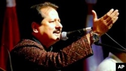 আজকের বিশ্ব সঙ্গীতঃ পঙ্কজ উদাসের “চান্দি যেয়সা রাংগ হ্যায় তেরা”