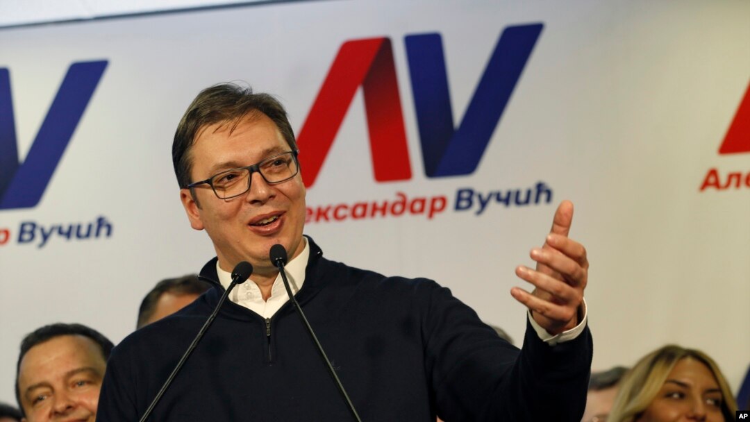 PM Serbia dan kandidat presiden, Aleksander Vucic berbicara dalam konferensi pers setelah mengklaim kemenangan dalam pemilihan presiden di Beograd, Serbia tanggal 2 April 2007 (foto: AP Photo/Darko Vojinovic)