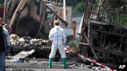 Expertos de la policía trabajan en los restos calcinados de un autobús que se accidentó en la carretera A9, cerca de Muenchberg, Alemania, el lunes, 3 de julio de 2017.