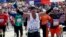 Al concluir el Maratón de Nueva York, un competidor rinde tributo al Maratón de Boston, tras el mortal atentado terrorista.