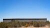 Los contratistas del gobierno erigen una sección del muro fronterizo financiado por el Pentágono a lo largo del río Colorado, el martes 10 de septiembre de 2019 en Yuma, Arizona. Foto AP.