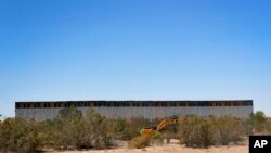 Los contratistas del gobierno erigen una sección del muro fronterizo financiado por el Pentágono a lo largo del río Colorado, el martes 10 de septiembre de 2019 en Yuma, Arizona. Foto AP.