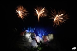 2026년 7월 3일 사우스다코타주 마운트 러시모어에서 열린 미국 독립 250주년 전야 기념행사에서 불꽃놀이가 펼쳐지고 있다.