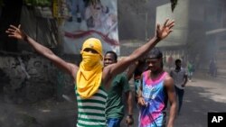 Personas se echan a las calles de la capital de Haití, Puerto Príncipe, el 8 de julio de 2021, un día después del asesinato del presidente Jovenel Moïse.