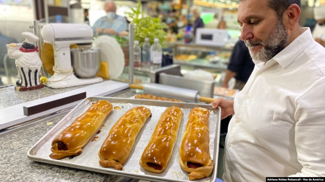 El panadero Álvaro Campolargo hornea panes de jamón en Caracas.