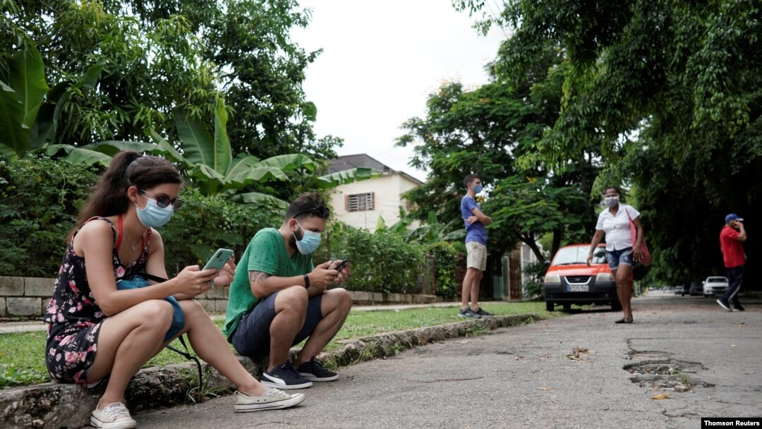 Las personas se conectan a Internet en un punto de acceso en un parque público en La Habana, el miércoles 14 de julio de 2021.