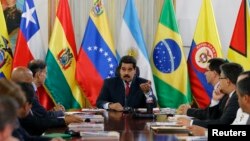 Nicolás Maduro comunicó la noticia a los miembros de la comisión de Unasur que llegó a Venezuela para mediar entre las partes en conflicto.