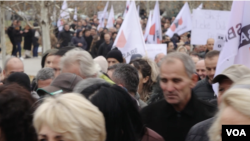 Protesta e punonjësve të arsimit në Prishtinë