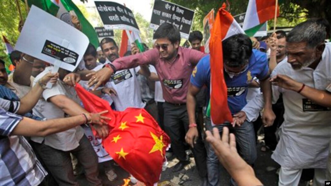 Para demonstran India membakar bendera China dalam protes di New Delhi (1/5) setelah tentara China dilaporkan melanggar perbatasan dan masuk ke wilayah India di Ladakh di kawasan Himalaya.