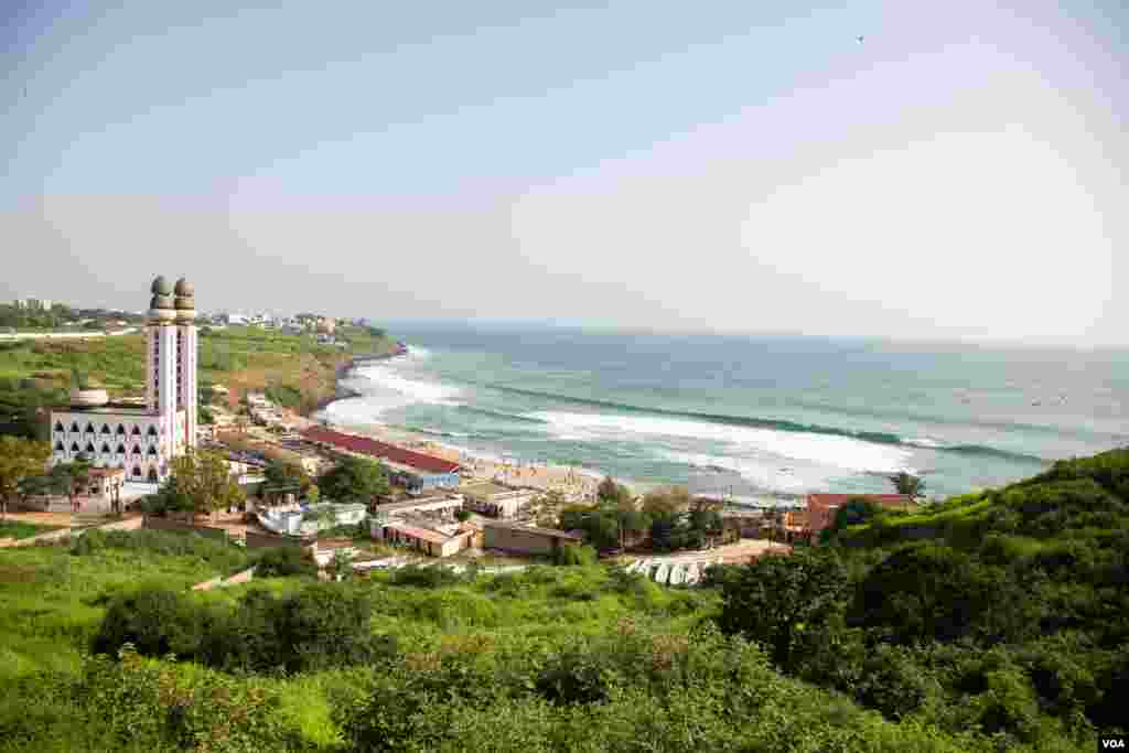 A surf swell hits the shoreline of Dakar, Senegal. (Annika Hammerschlag/VOA)