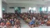 Siswa-siswi SD Pembangunan Jaya 2 Sidoarjo sedang mengikuti kegiatan di aula sekolah. (VOA/ Petrus)
