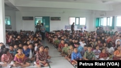 Siswa-siswi SD Pembangunan Jaya 2 Sidoarjo sedang mengikuti kegiatan di aula sekolah. (VOA/ Petrus)