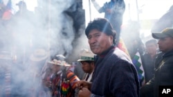 ARCHIVO - El expresidente Evo Morales participa en una ofrenda a la Madre Tierra antes de encabezar una marcha hacia la capital de Bolivia, en Caracollo, Bolivia, el 17 de septiembre de 2024. (Foto AP/Juan Karita, Archivo).