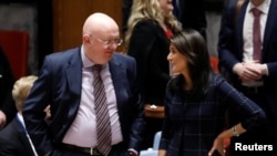 L'ambassadeur de Russie auprès des Nations Unies Vassily Nebenzya et la Représentante permanente des États-Unis aux Nations Unies Nikki Haley lors d’une session du Conseil de sécurité des Nations Unies à New York, le 17 avril 2018. 